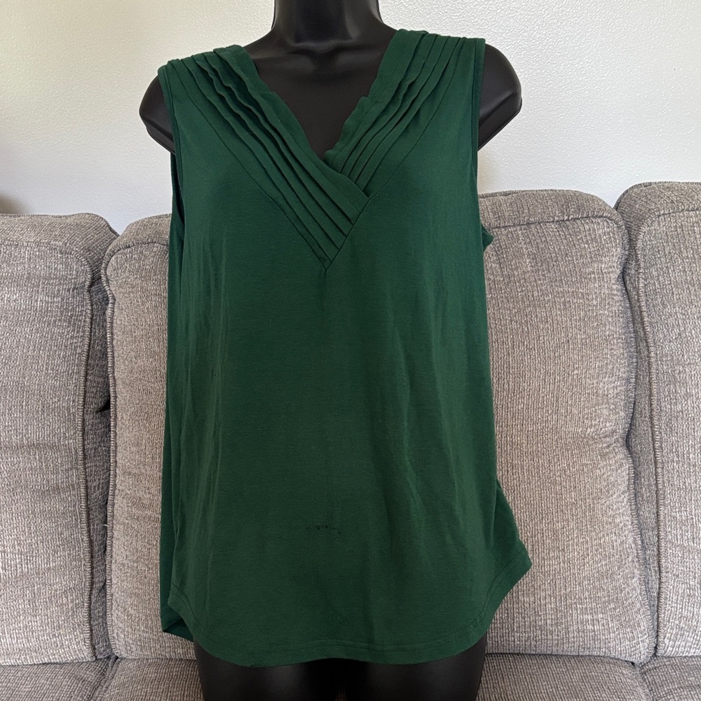 Elgogy women’s Green Sleeveless Top size Medium